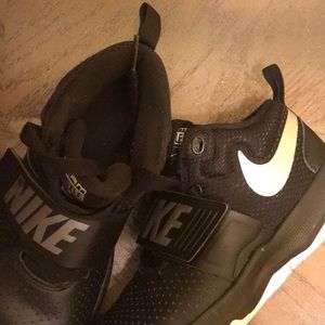 Nike team hustle black shoes